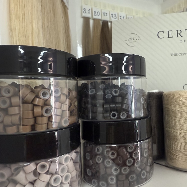 Mikro- tai nanorenkaat hiusnauhan pidennyksiin